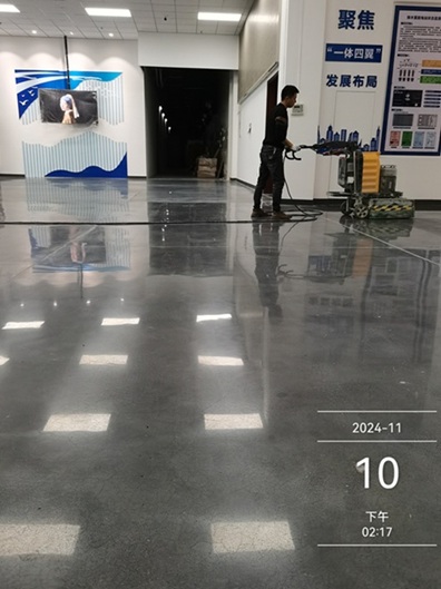 金刚砂地坪固化施工1